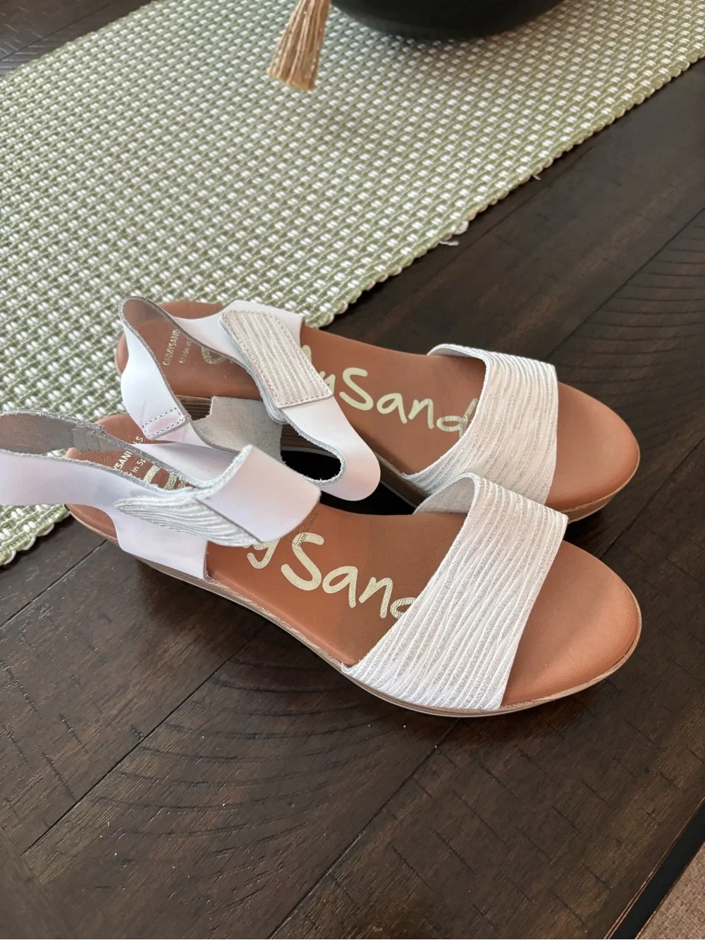 N/A white wedge